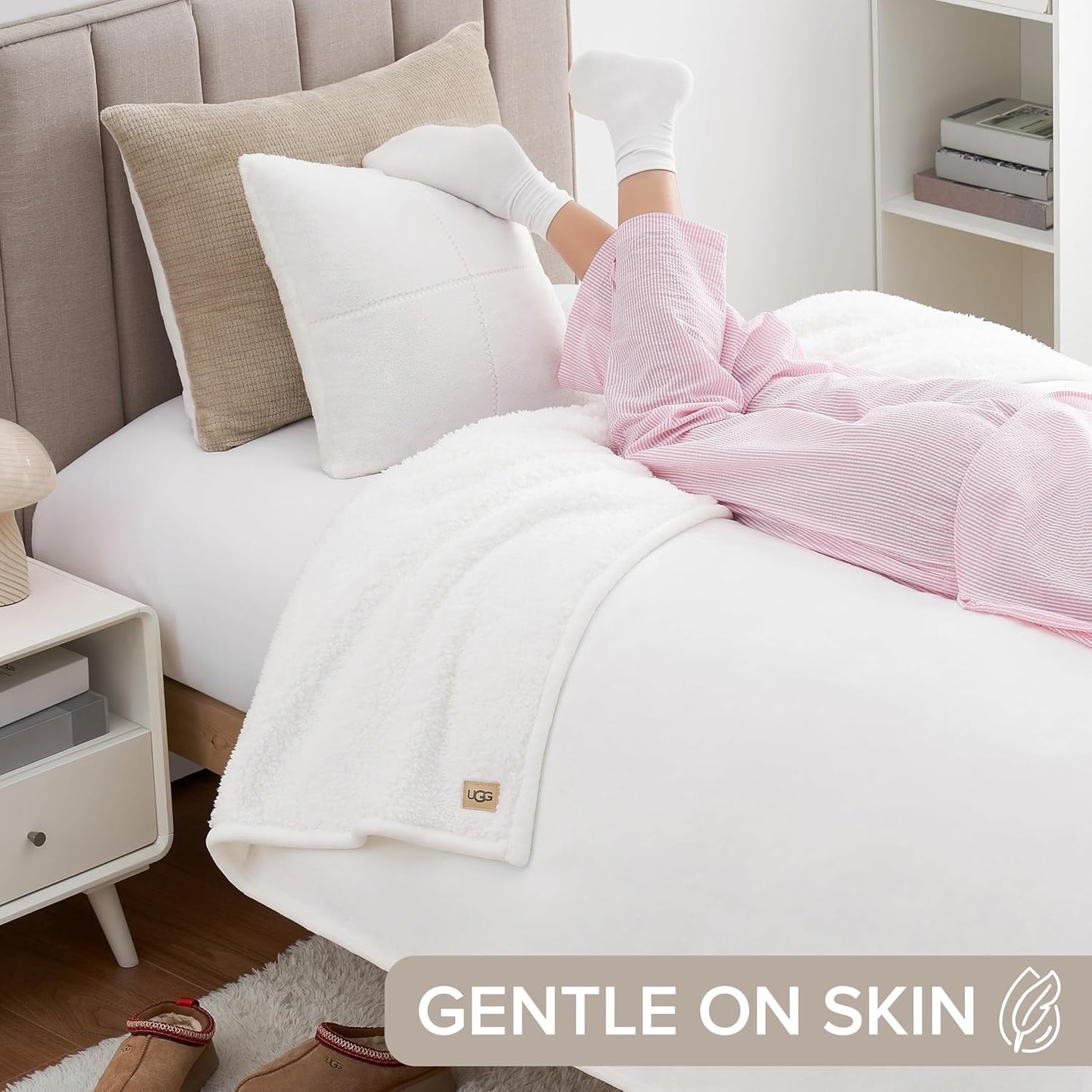 UGG Ariana Twin/Twin XL Blanket Fleece Fluffy Reversible Soft Fuzzy Bedding Cozy Big Plush Warm Oversized Bed Blanket Machine Washable Bedroom Decor for Dorm or Bed, 60-inch x 90-inch, White Snow