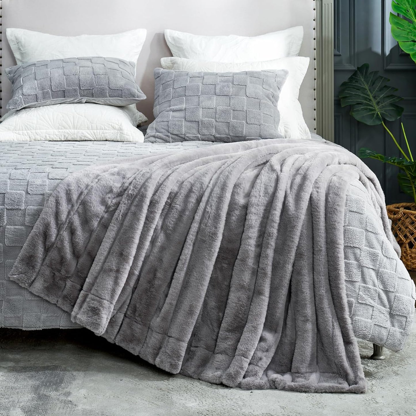 Cozy Bliss Faux Fur Throw Blanket for Couch, Cozy Soft Plush Thick Winter Blanket for Sofa Bedroom Living Room, 60 * 80 Inches Grey