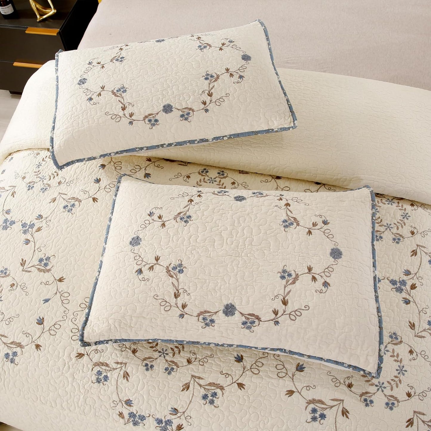 Quilt Set Blue Floral 3D Embroidery Pattern 2 PCS 100% Cotton Reversible Quilted Embroidered Decorative Bedspreads Coverlet Set, Lightweight &Soft Twin Size White Bedding Coverlet for All Season