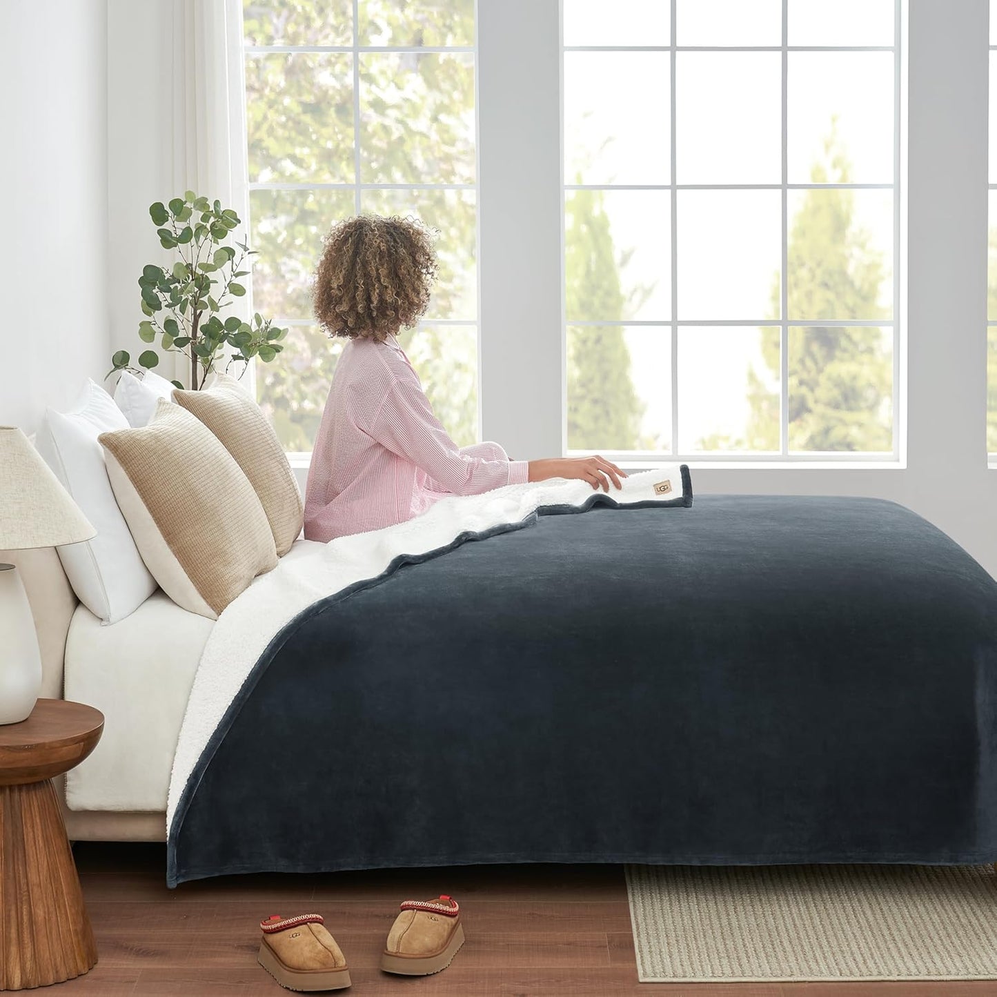 UGG Ariana King/California King Blanket Fleece Fluffy Reversible Soft Fuzzy Bedding Cozy Plush Oversized Blanket Machine Washable Bedroom Decor for Big Couch or Bed, 110-inch x 90-inch, Charcoal Grey