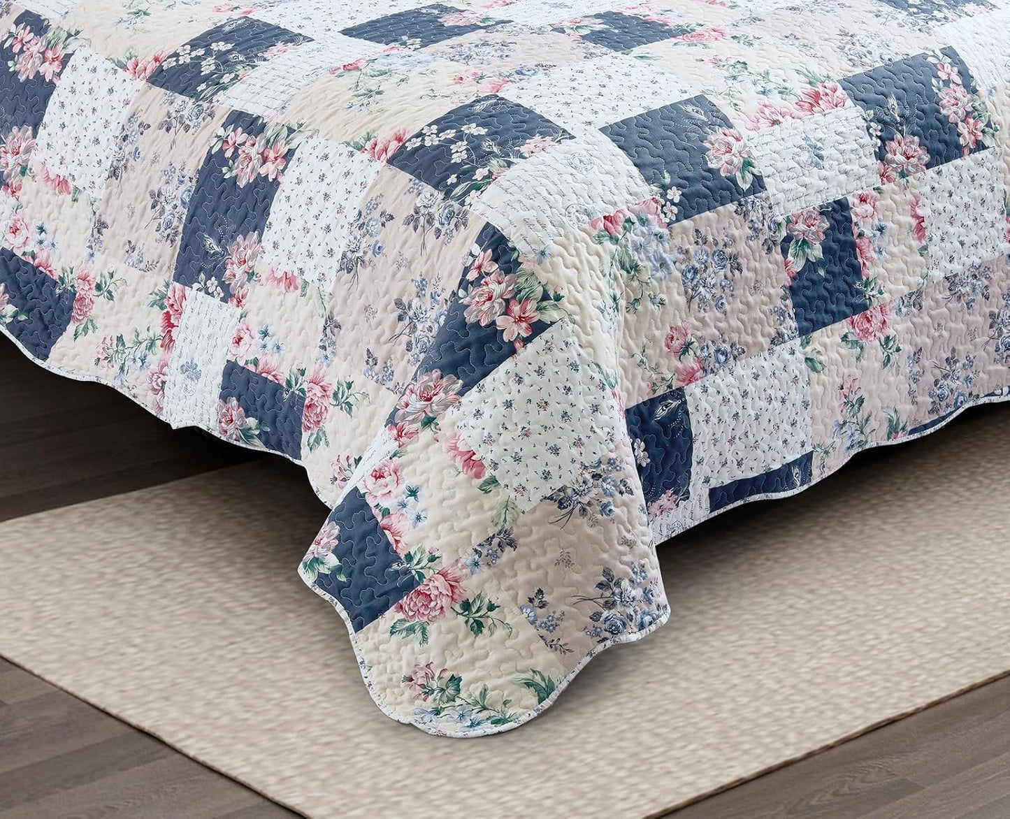 Brilliant Sunshine Roses in Beige Quilt Set, 3-Piece Bedding Sets, Lively Patchwork Design, Washable and Reversible Bedspread, Soft Lightweight Coverlet, All-Season, King/Cal King, Vintage Indigo