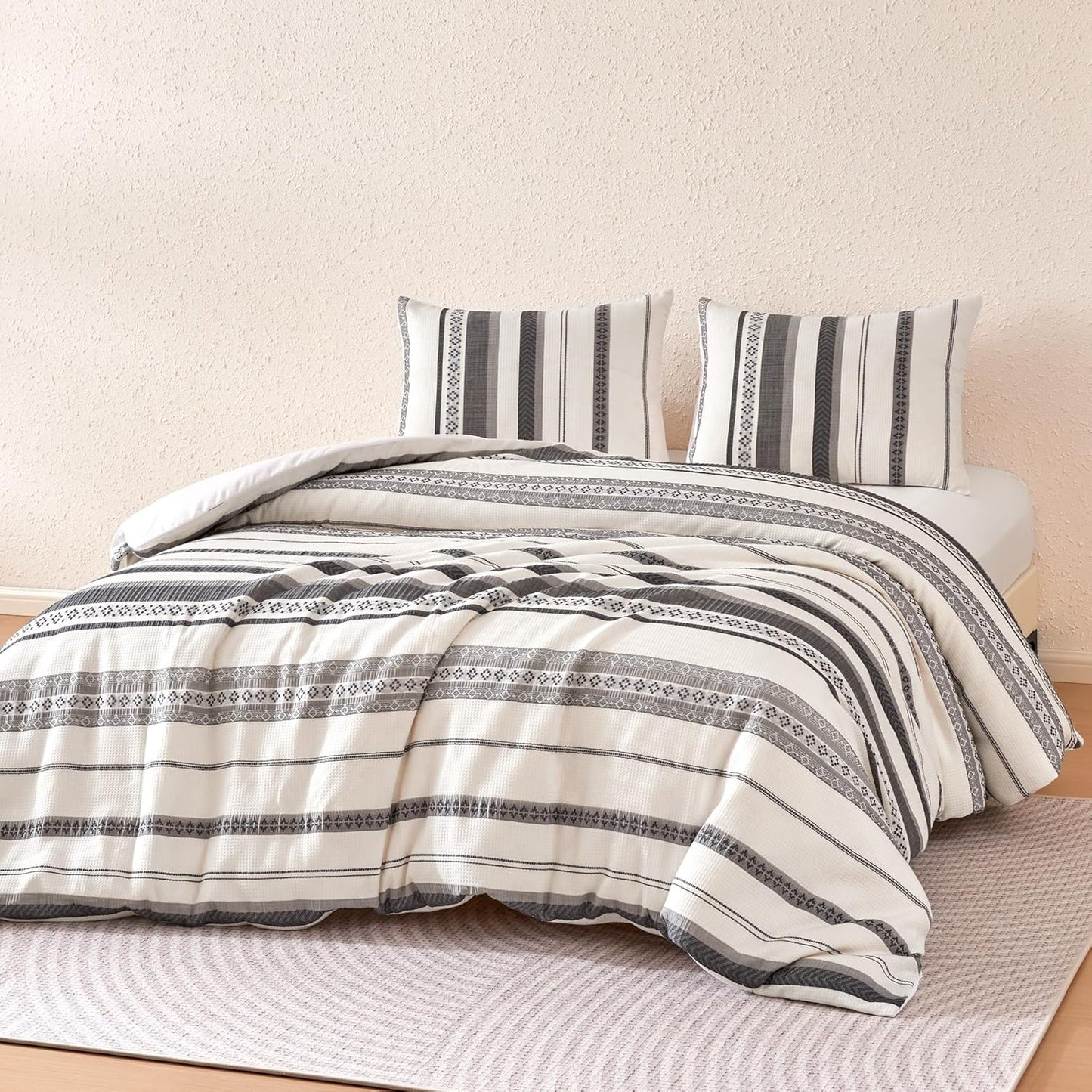 Amazon Basics Waffle Weave Microfiber 3-Piece Duvet Cover Set, Includes 1 Duvet Cover and 2 Pillow Shams, King, Grey Striped
