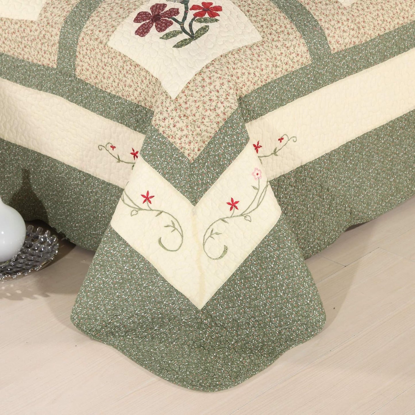 vctops Farmhouse Green 3 Piece Embroidered Floral Quilted Bedspread Quilt Set 100% Cotton Reversible Patchwork Coverlet Set 1 Quilt and 2 Pillow Shams (Green,Queen)
