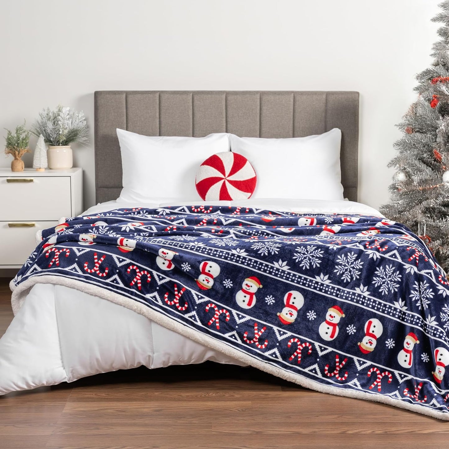 PAVILIA Premium Christmas Sherpa Throw Blanket | Christmas Decoration Gift, Fleece, Plush, Warm, Cozy Reversible Microfiber Holiday Blanket | Blue Christmas - 50x60