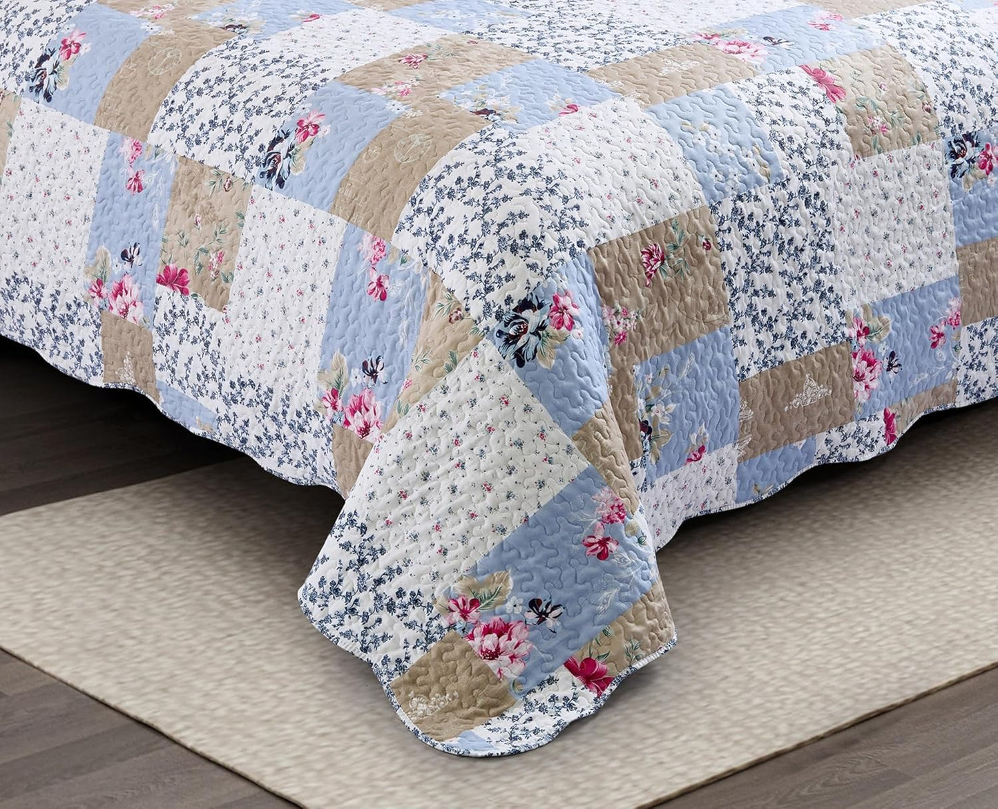 Brilliant Sunshine Pink and Blue Roses Toile Quilt Set, 3-Piece Bedding Sets Lively Patchwork Design, Washable, Reversible Bedspread, Soft Lightweight Coverlet, All-Season, King/Cal King, Blue Natural