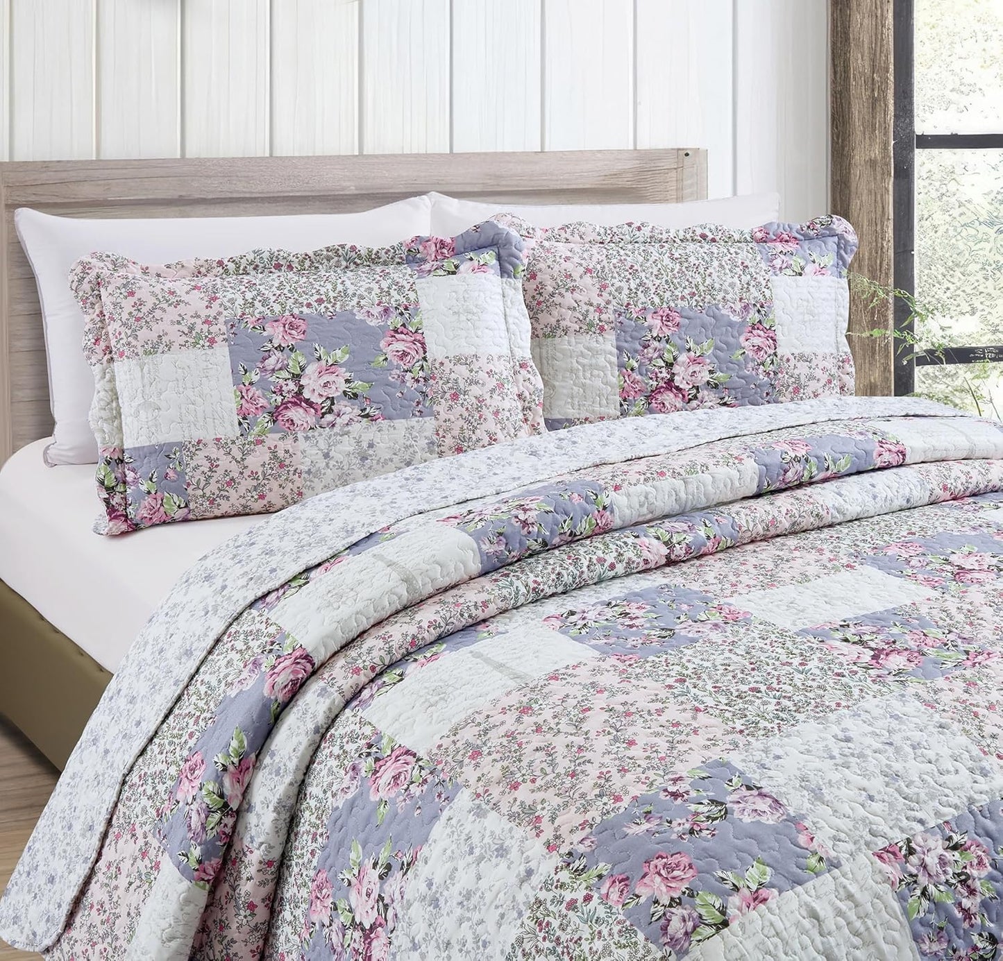 Brilliant Sunshine Roses Toile Quilt Set, 3-Piece Bedding Sets, Traditional Lively Patchwork Design, Washable and Reversible Bedspread, Soft Lightweight Coverlet, All-Season, Full/Queen, Blue Pink