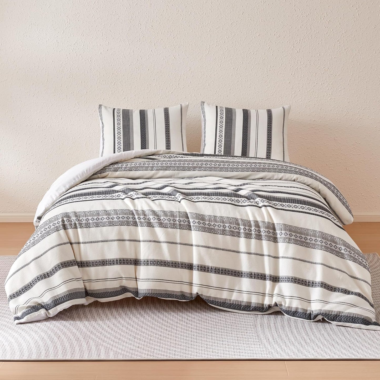 Amazon Basics Waffle Weave Microfiber 3-Piece Duvet Cover Set, Includes 1 Duvet Cover and 2 Pillow Shams, King, Grey Striped