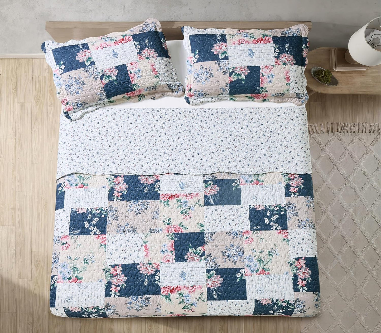 Brilliant Sunshine Roses in Beige Quilt Set, 3-Piece Bedding Sets, Lively Patchwork Design, Washable and Reversible Bedspread, Soft Lightweight Coverlet, All-Season, King/Cal King, Vintage Indigo