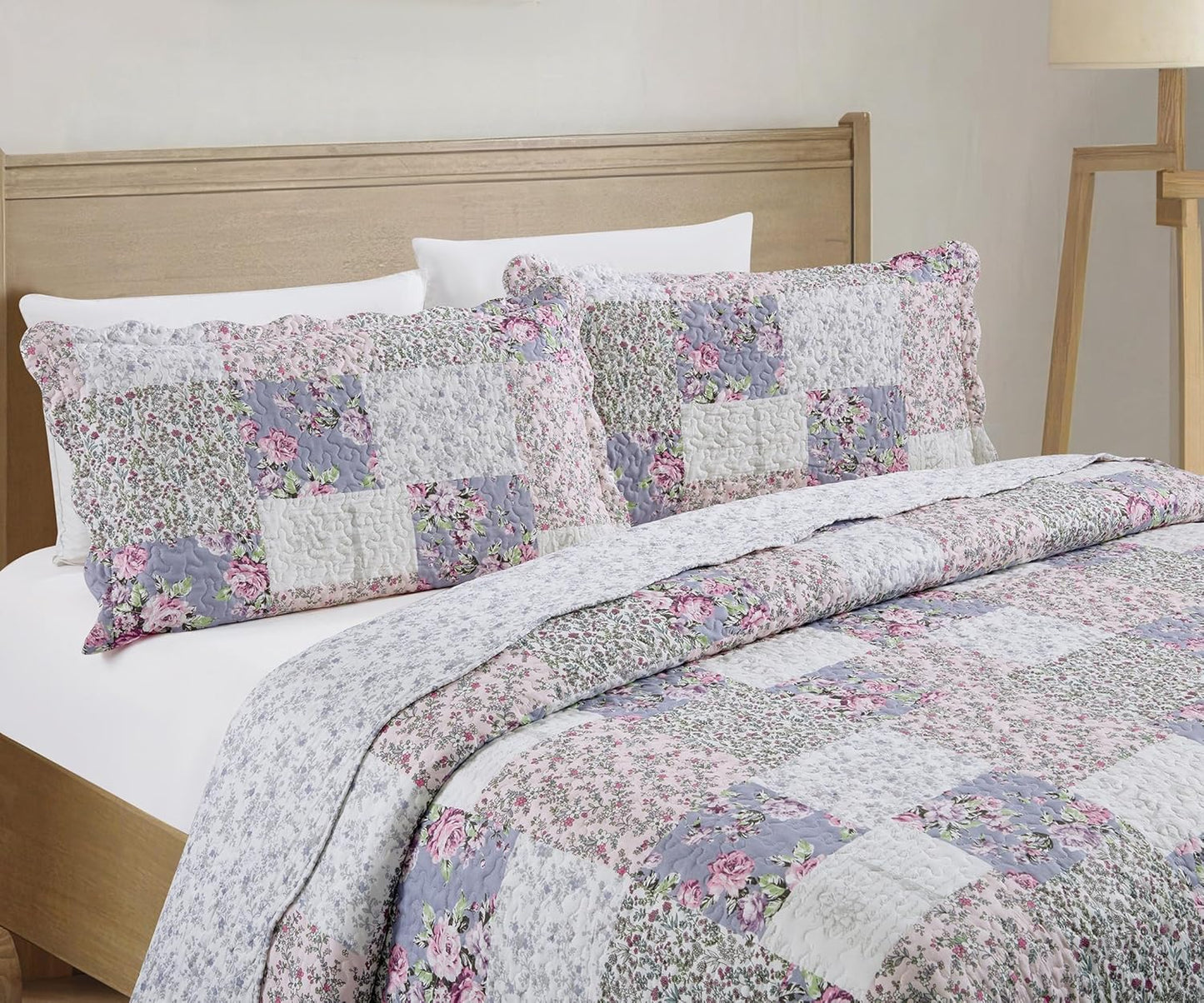 Brilliant Sunshine Roses Toile Quilt Set, 3-Piece Bedding Sets Traditional Lively Patchwork Design, Washable and Reversible Bedspread, Soft Lightweight Coverlet, All-Season, King/Cal King, Blue Pink