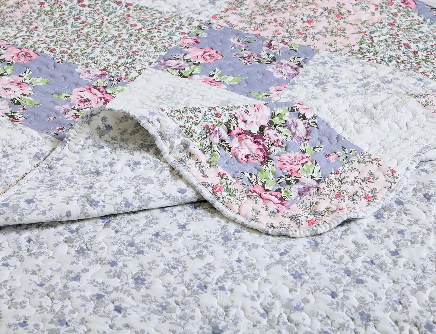 Brilliant Sunshine Roses Toile Quilt Set, 3-Piece Bedding Sets, Traditional Lively Patchwork Design, Washable and Reversible Bedspread, Soft Lightweight Coverlet, All-Season, Full/Queen, Blue Pink