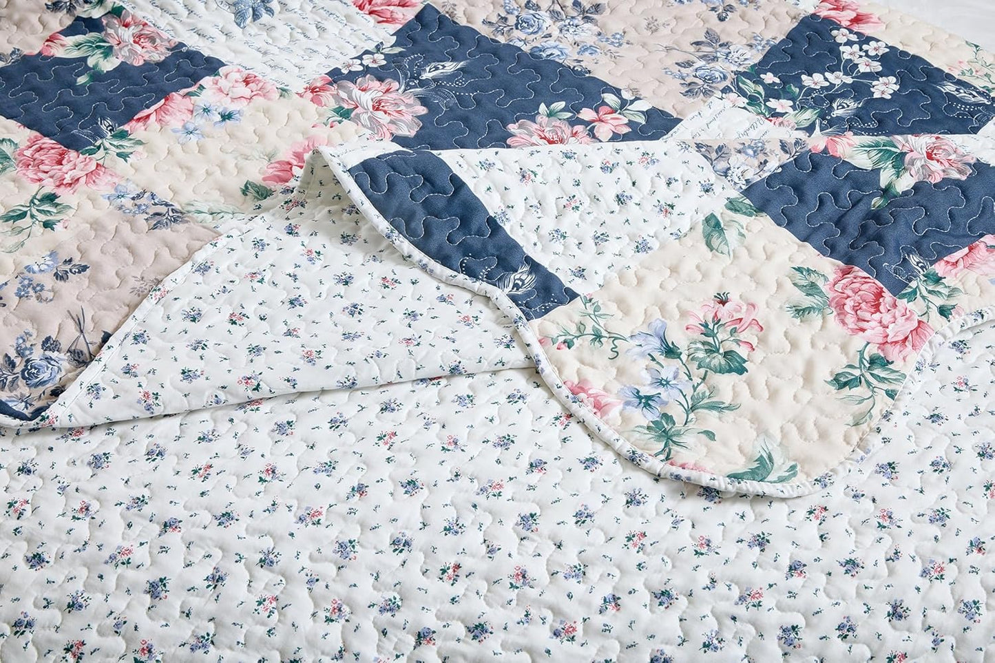 Brilliant Sunshine Roses in Beige Quilt Set, 3-Piece Bedding Sets, Lively Patchwork Design, Washable and Reversible Bedspread, Soft Lightweight Coverlet, All-Season, King/Cal King, Vintage Indigo