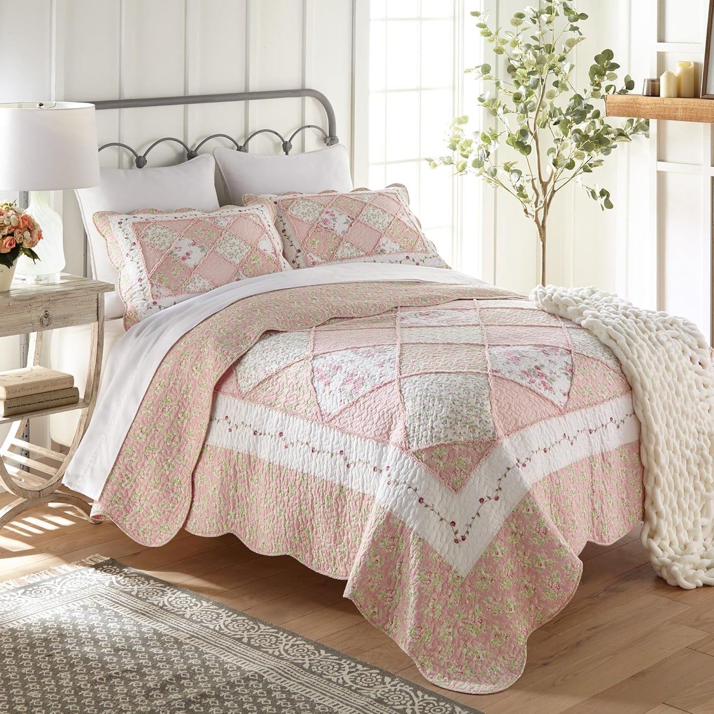 Donna Sharp King Bedding Set - 3 Piece - Strawberry Garden Quilt Set with Quilt and Two Pillow Shams - Machine Washable - Patchwork Design