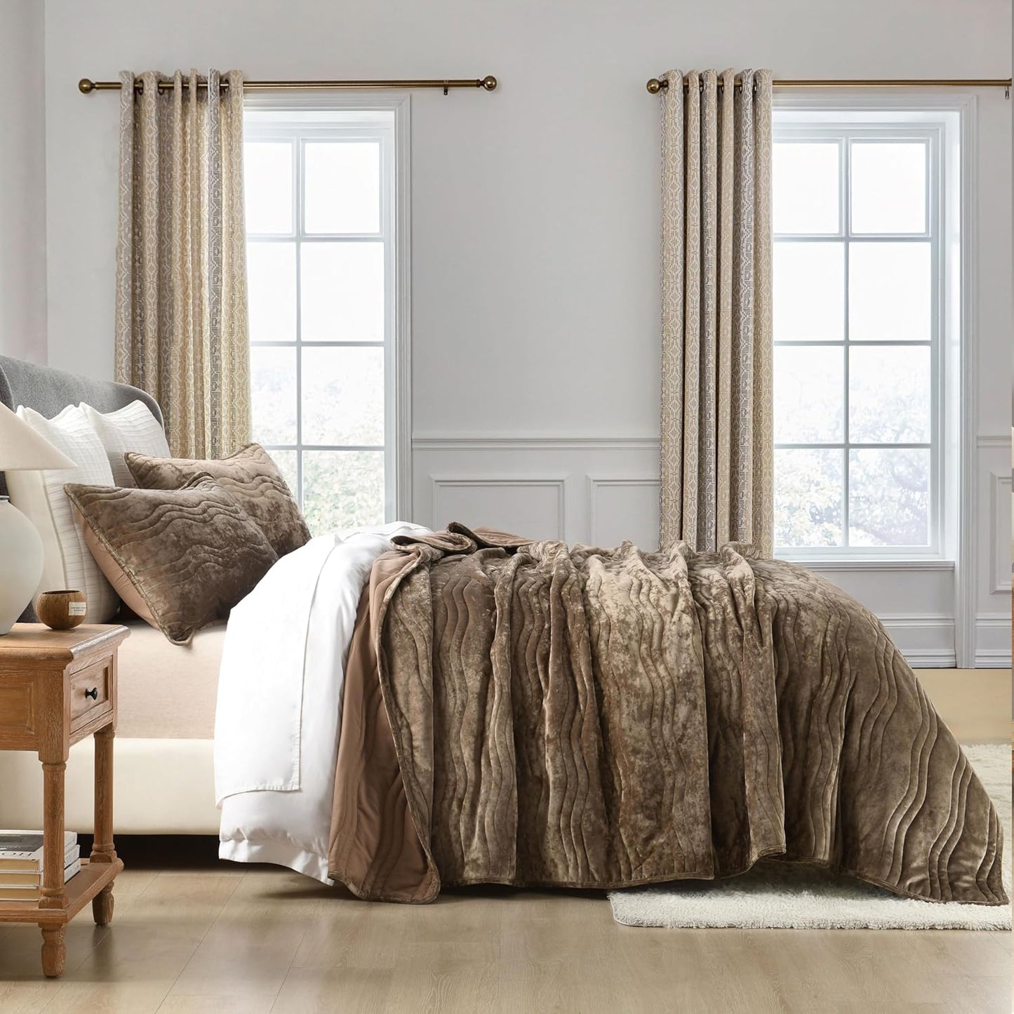 Velvet Quilt Set, Mocha Brown Velvet Quilt Queen Size Comforter Set, Luxury Bedding Soft Plush Bedspread, Machine Washable Coverlet, All-Season 3 Pieces