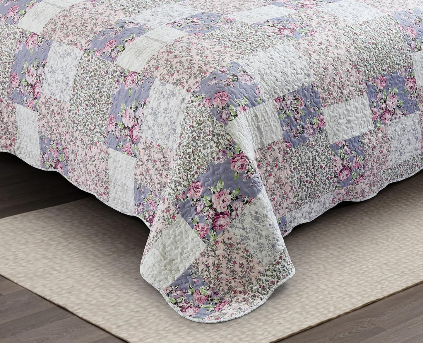 Brilliant Sunshine Roses Toile Quilt Set, 3-Piece Bedding Sets, Traditional Lively Patchwork Design, Washable and Reversible Bedspread, Soft Lightweight Coverlet, All-Season, Full/Queen, Blue Pink