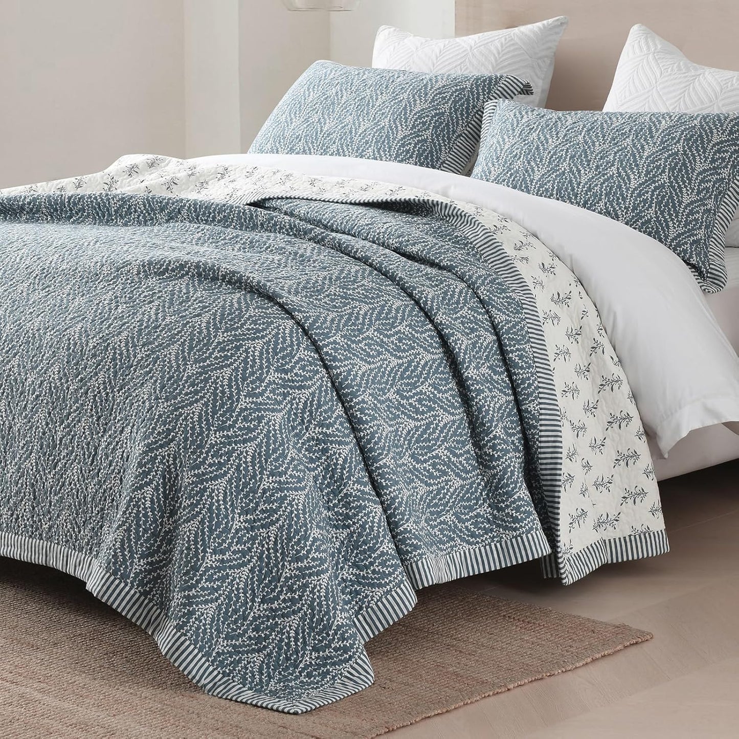 Quilt Set Queen Size - 100% Cotton Blue and White Quilt, Floral Reversible Bedspread Bedding Set, Lightweight Botanical Pattern Coverlet with 2 Pillow Shams, 3-Piece All Season, 90x98