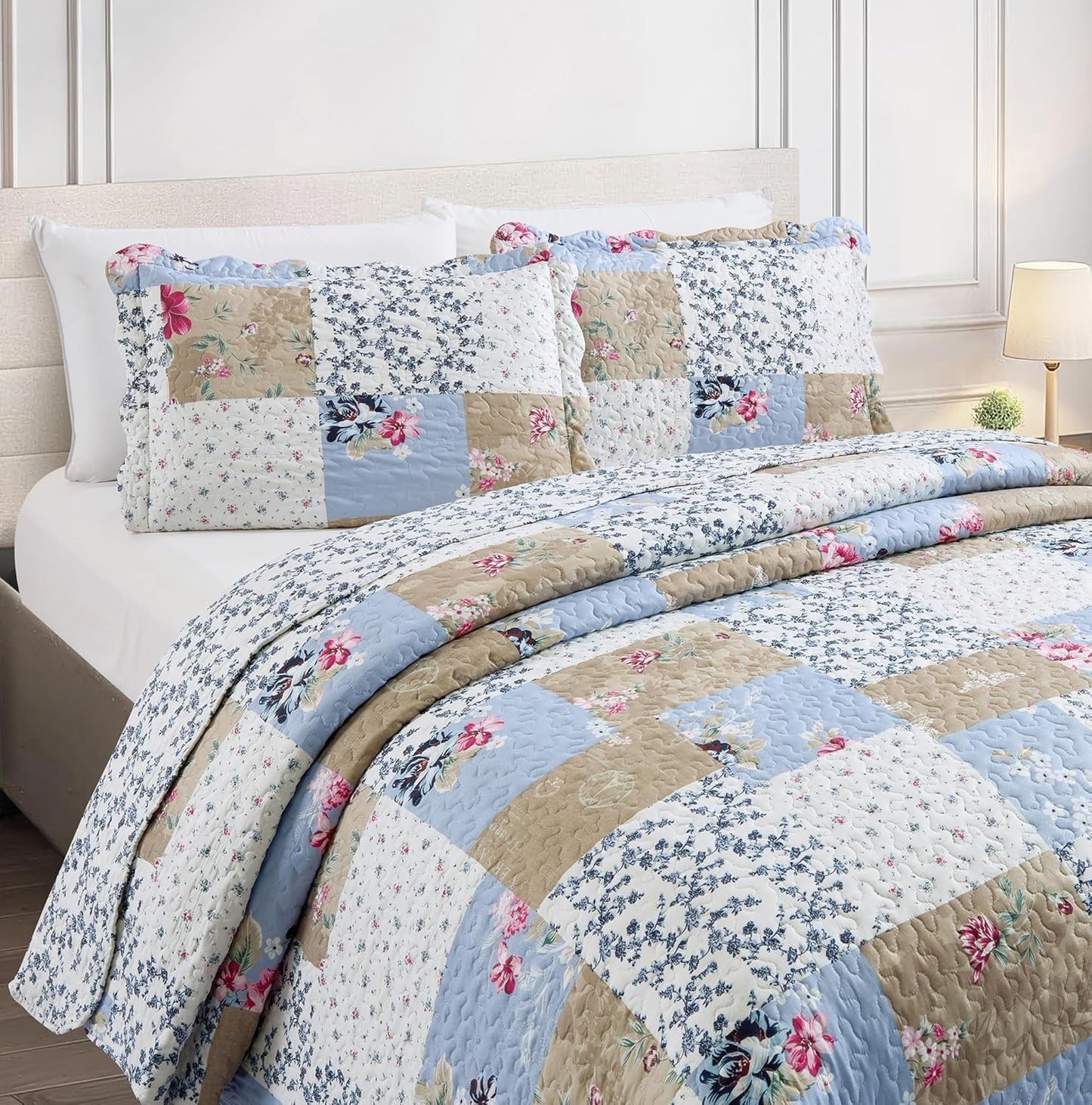 Brilliant Sunshine Pink and Blue Roses Toile Quilt Set, 3-Piece Bedding Sets, Lively Patchwork Design, Washable, Reversible Bedspread, Soft Lightweight Coverlet, All-Season, Full/Queen, Blue Natural