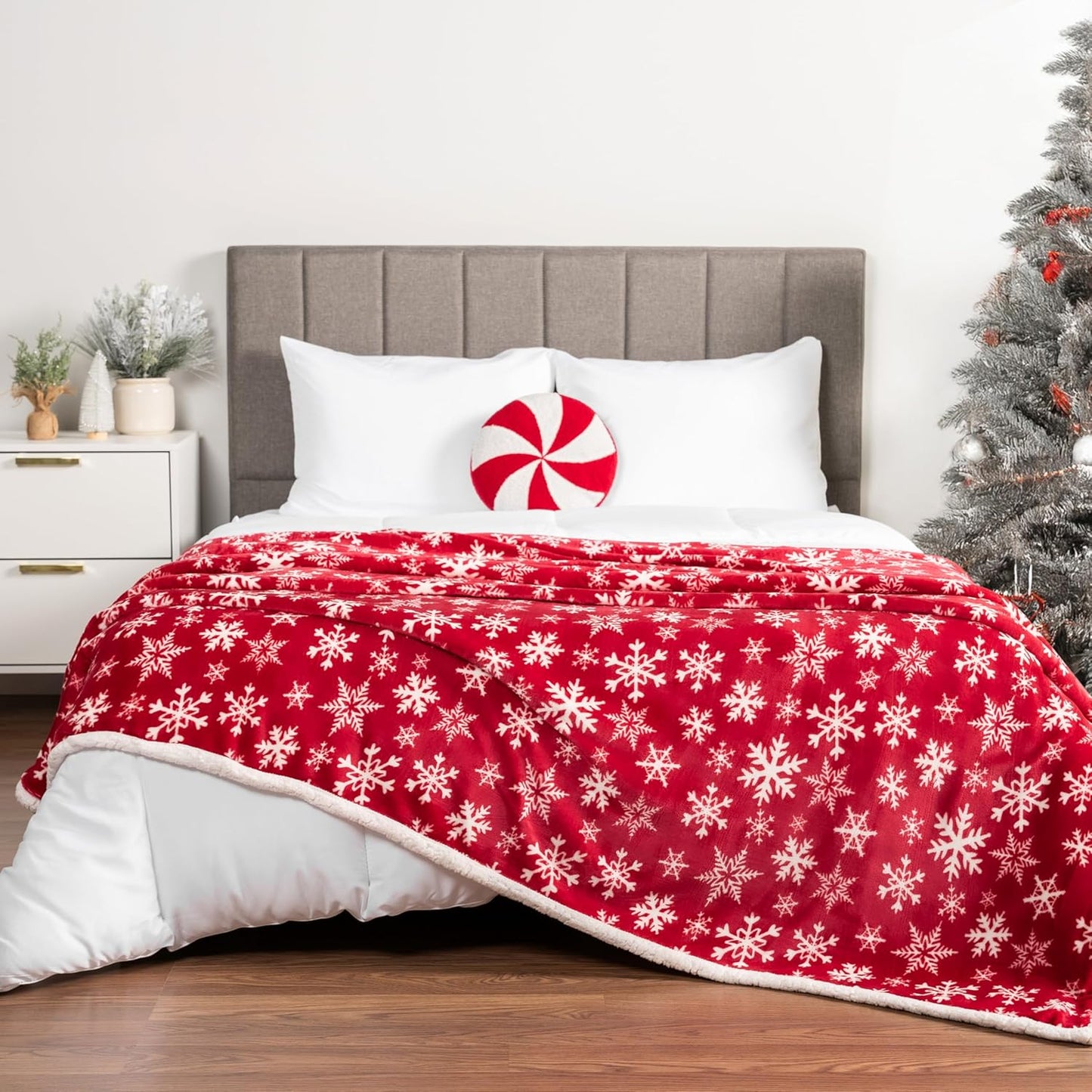 PAVILIA Premium Christmas Sherpa Throw Blanket | Red Snowflake Decoration, Fleece, Plush, Warm, Cozy Reversible Microfiber Holiday Blanket 50 x 60