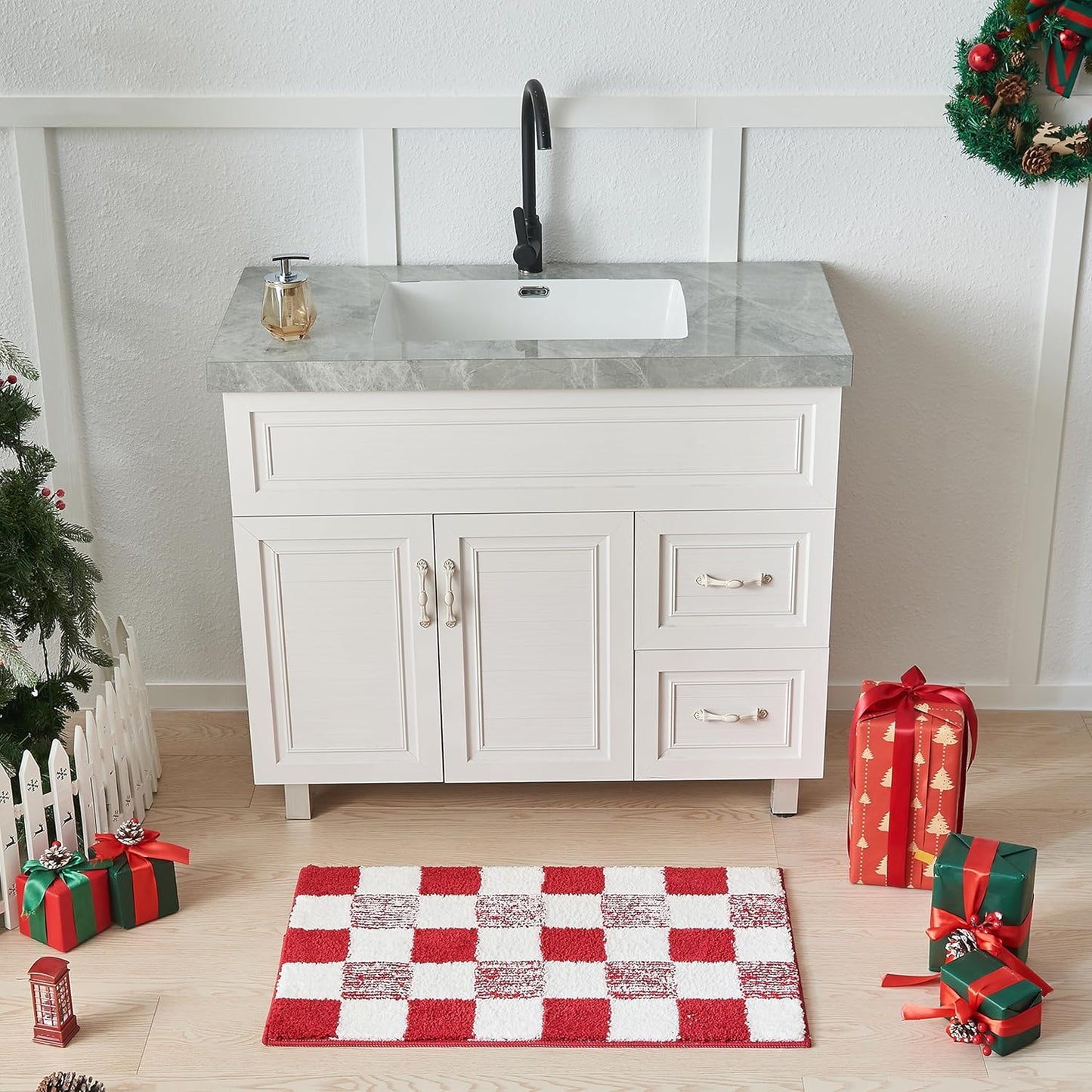 CozeCube Bath mats for Bathroom Non Slip, Fluffy Absorbent Microfiber Bath mat Washable, Aesthetic Bathroom Rugs, Small Christmas Red Checkered Bath mat, Christmas Red, 24" x 16"