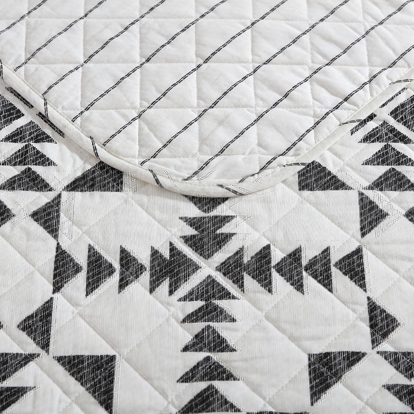 Eddie Bauer - Twin Quilt Set, Reversible Cotton Bedding with Matching Sham, Luxurious Bedding Set (Arrowhead Charcoal, Twin)